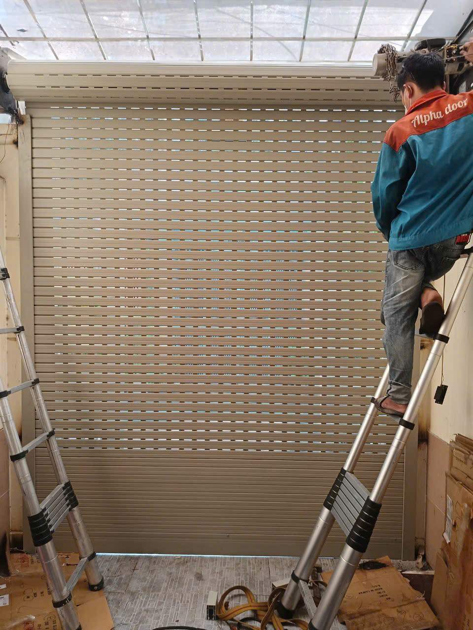 FIX365 xử lý sự cố motor cửa cuốn bị hỏng, yếu lực, phát tiếng ồn lớn hoặc không hoạt động. Dịch vụ sửa cửa cuốn quận Tân Phú có kiểm tra nguồn điện, tụ motor và hệ thống điều khiển trước khi thay thế.