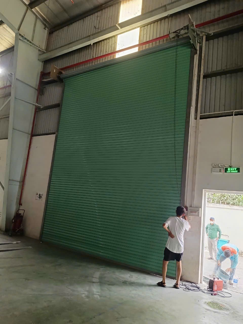 Hình ảnh kỹ thuật FIX365 sửa lỗi remote cửa cuốn bị mất tín hiệu, chập chờn hoặc không nhận lệnh tại quận Tân Phú. Remote được cài đặt lại mã bảo mật, đảm bảo an toàn và sử dụng ổn định lâu dài.