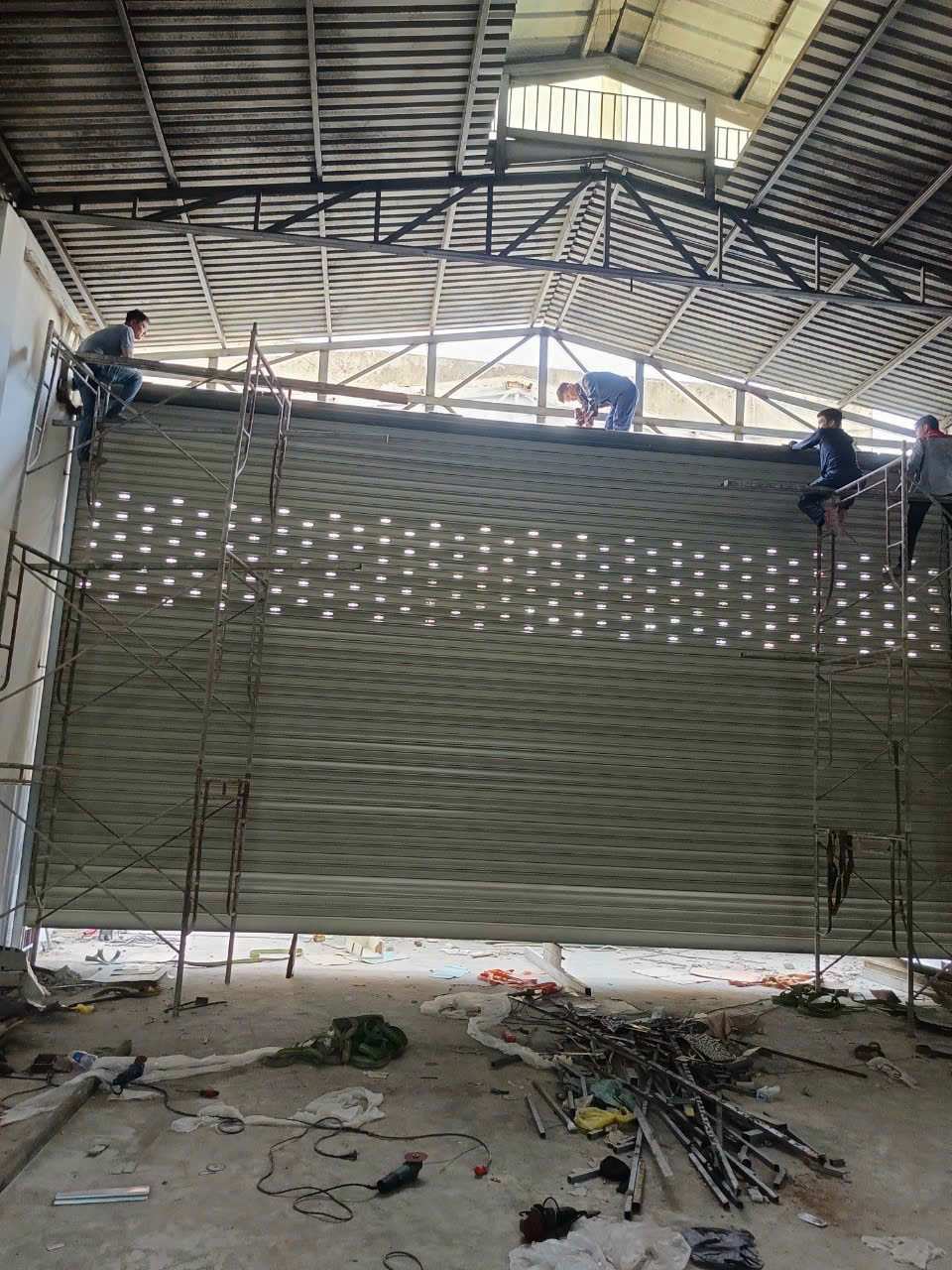 Kỹ thuật viên FIX365 sửa cửa cuốn tận nơi tại Thủ Dầu Một Bình Dương, kiểm tra tổng thể cửa cuốn nhằm đảm bảo vận hành an toàn và ổn định lâu dài.