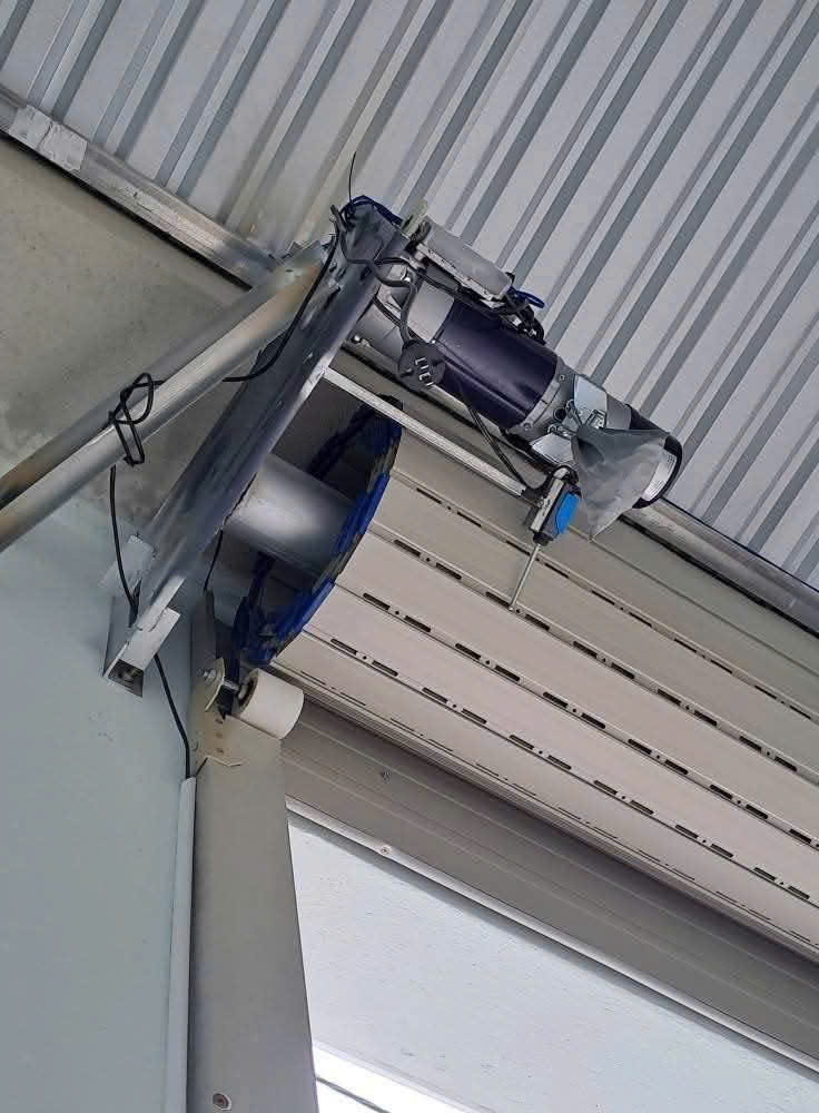 Mô tơ tự động cho cửa cuốn công nghiệp gắn trên trần nhà xưởng