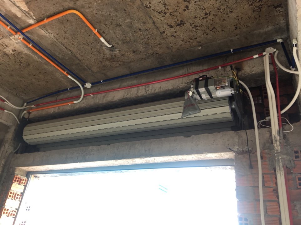 Kỹ thuật viên FIX365 kiểm tra và sửa motor cửa cuốn tại huyện Hóc Môn khi cửa không lên xuống, motor yếu hoặc mất nguồn đột ngột.