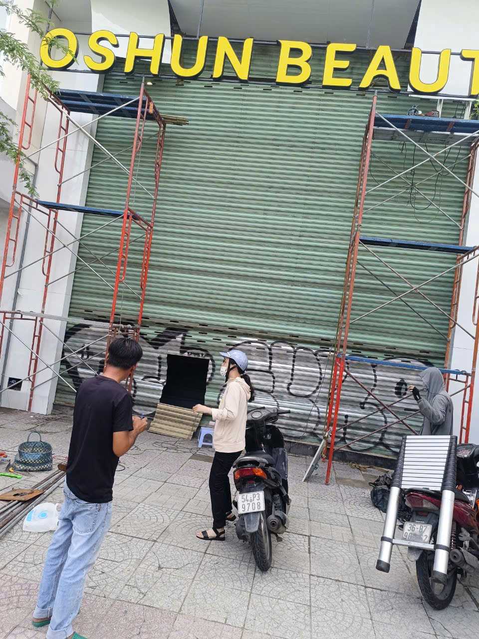 Kỹ thuật viên FIX365 sửa motor cửa cuốn không lên xuống tại Quận 12, kiểm tra nguồn điện, bo mạch và vận hành lại ổn định.