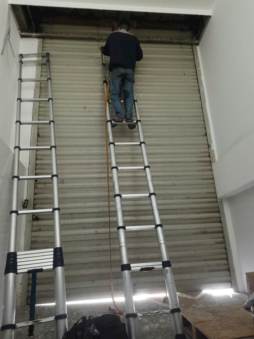 Thợ sửa cửa cuốn Quận 5 FIX365 kiểm tra và thay motor cửa cuốn chính hãng, giúp cửa vận hành ổn định, êm ái và an toàn.