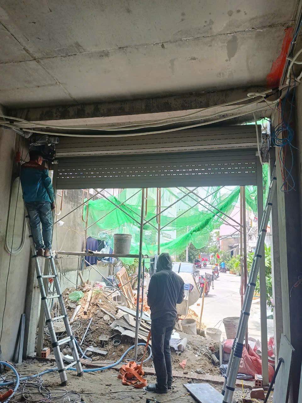 Hình ảnh bảo dưỡng cửa cuốn định kỳ tại Quận 8 giúp hạn chế kẹt cửa, giảm hao mòn linh kiện và tăng tuổi thọ cửa cuốn.