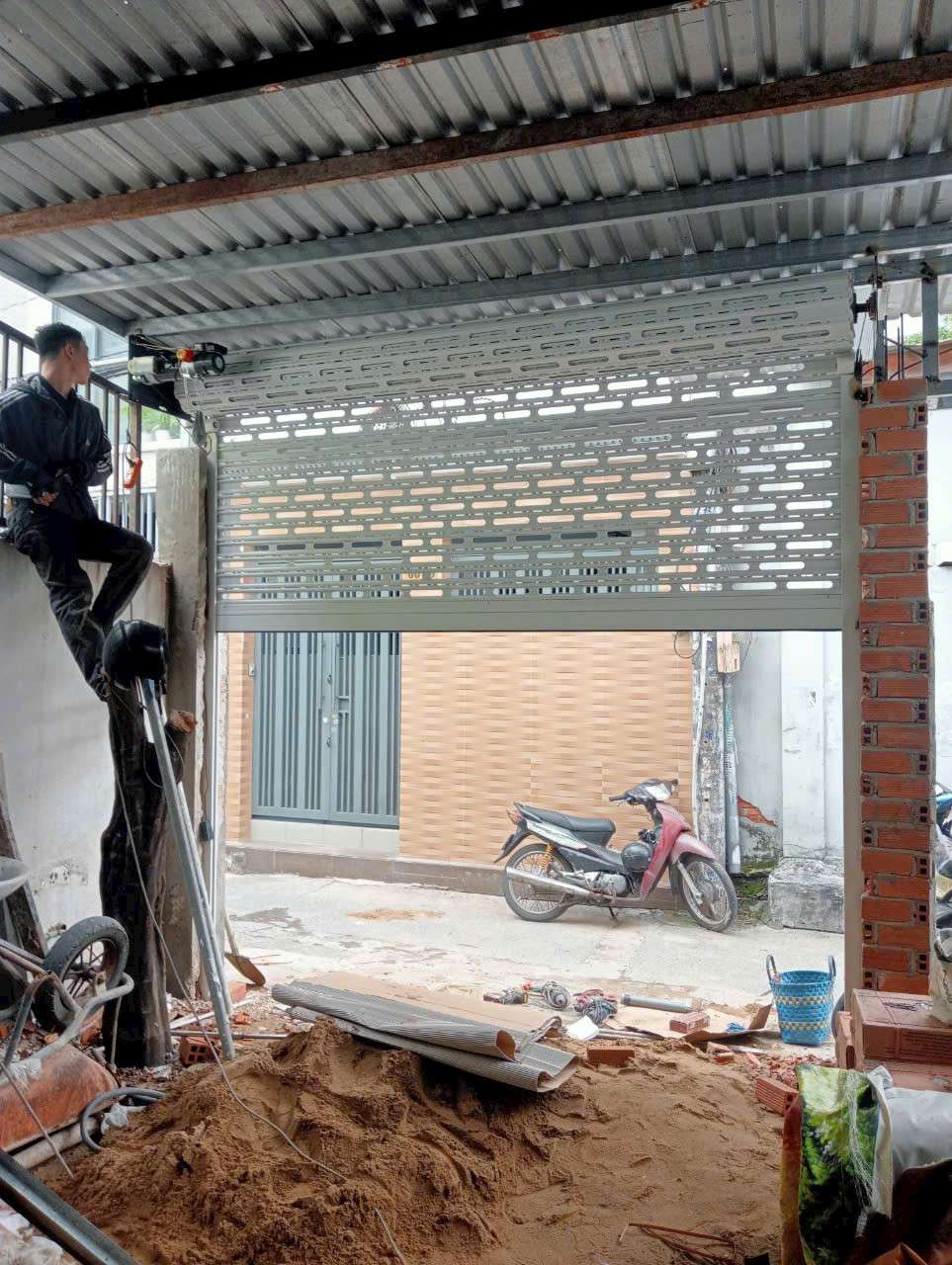 Kỹ thuật viên FIX365 thay motor cửa cuốn tại Thủ Dầu Một, kiểm tra công suất motor phù hợp từng loại cửa, đảm bảo cửa vận hành mạnh mẽ, êm ái và an toàn.