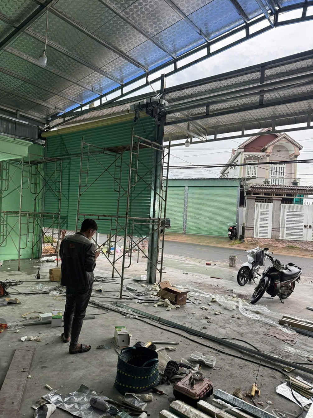 thợ sửa cửa cuốn gần nhất, nhanh chóng đến sau khi bạn gọi sửa cửa cuốn