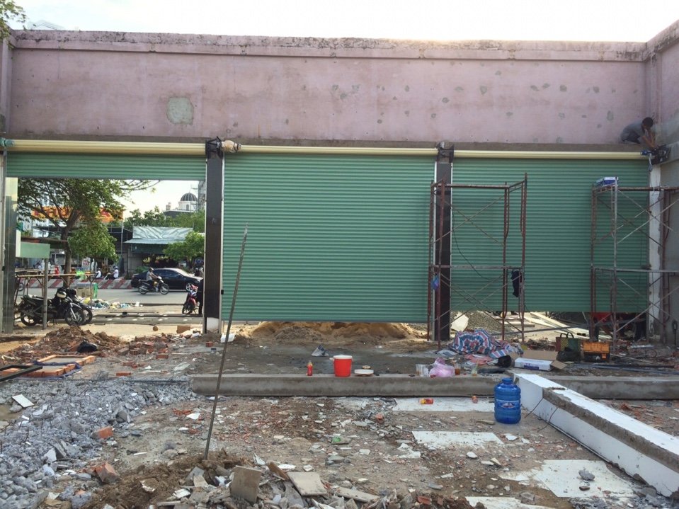 Hình ảnh sửa cửa cuốn huyện Nhà Bè với quy trình xử lý dứt điểm các lỗi như lệch ray, motor yếu, cửa vận hành chập chờn.