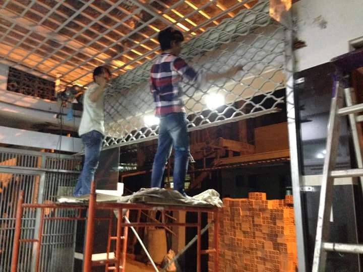 Hình ảnh sửa cửa cuốn huyện Hóc Môn gặp lỗi kẹt ray, cửa lệch nan, phát tiếng kêu lớn khi vận hành, được thợ FIX365 xử lý dứt điểm.