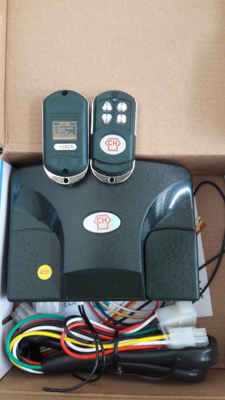 Bộ điều khiển cửa cuốn CH kèm hai remote và dây điện màu sắc trong hộp carton