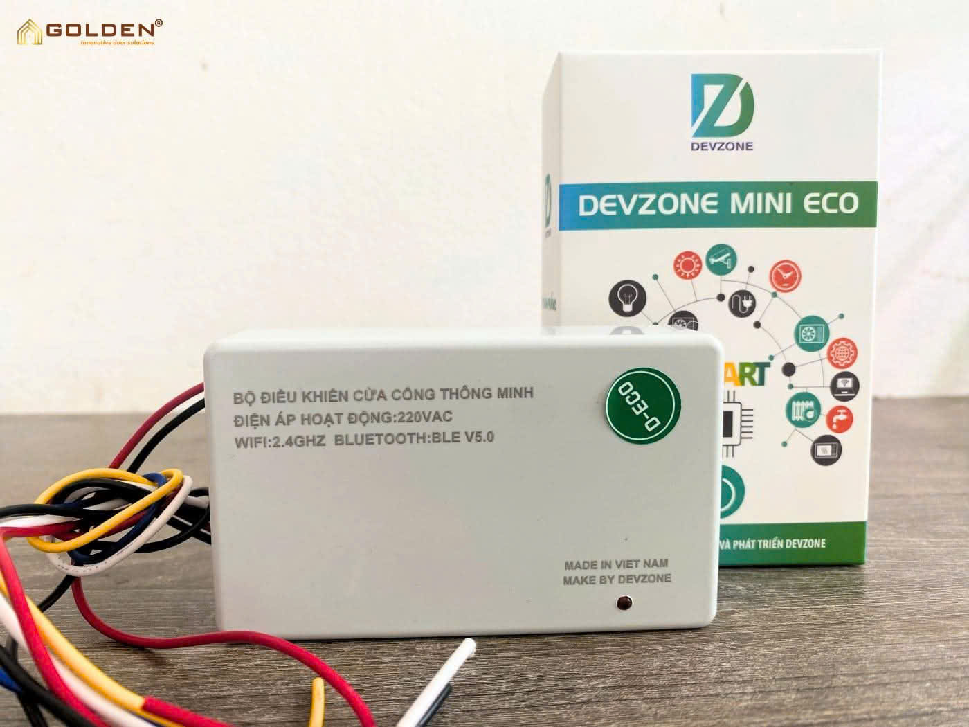 Bộ điều khiển cửa cuốn thông minh Devzone Mini Eco màu trắng kèm dây điện và hộp sản phẩm