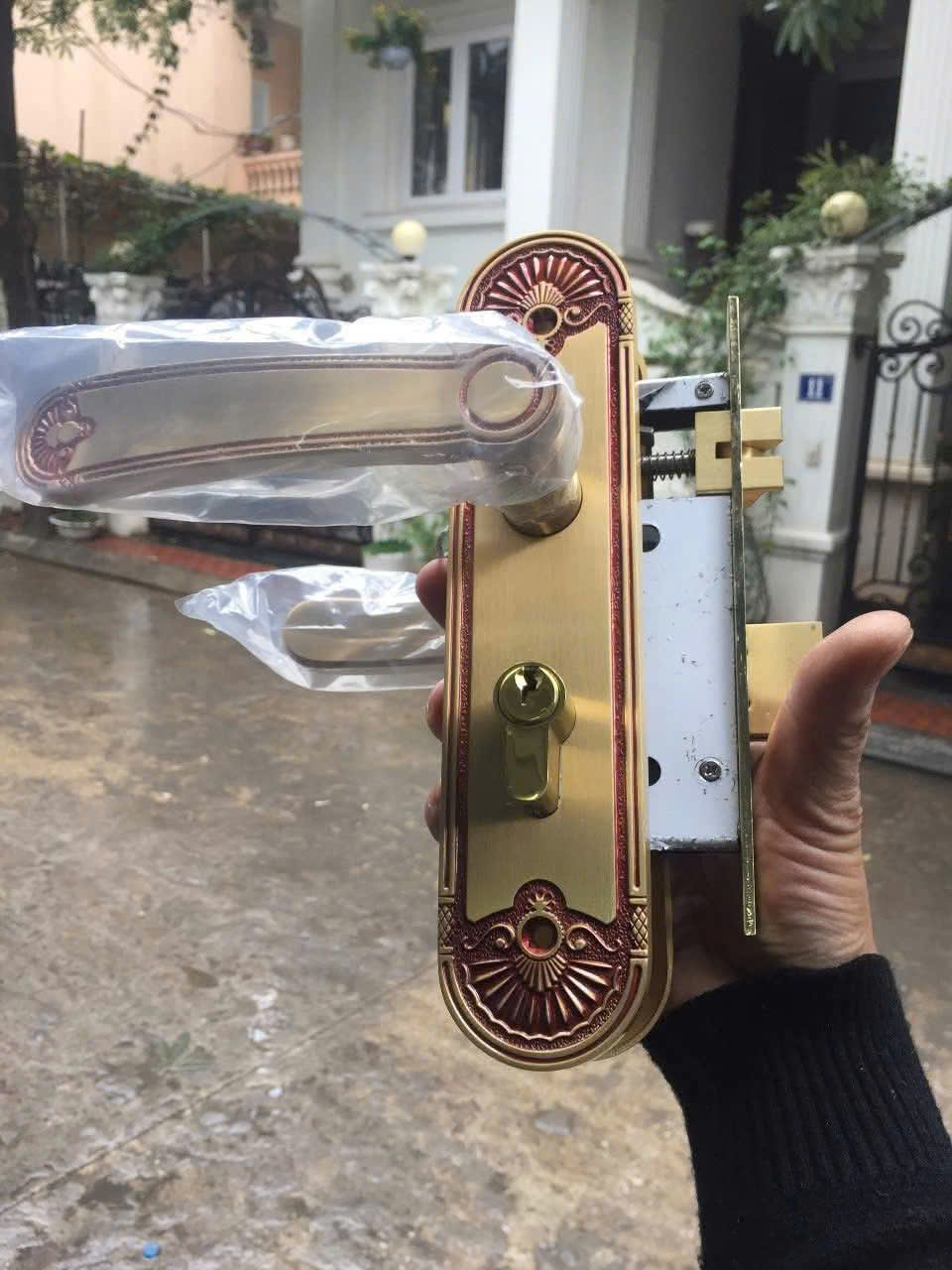 thay khóa cửa gỗ tay gạt sang trọng