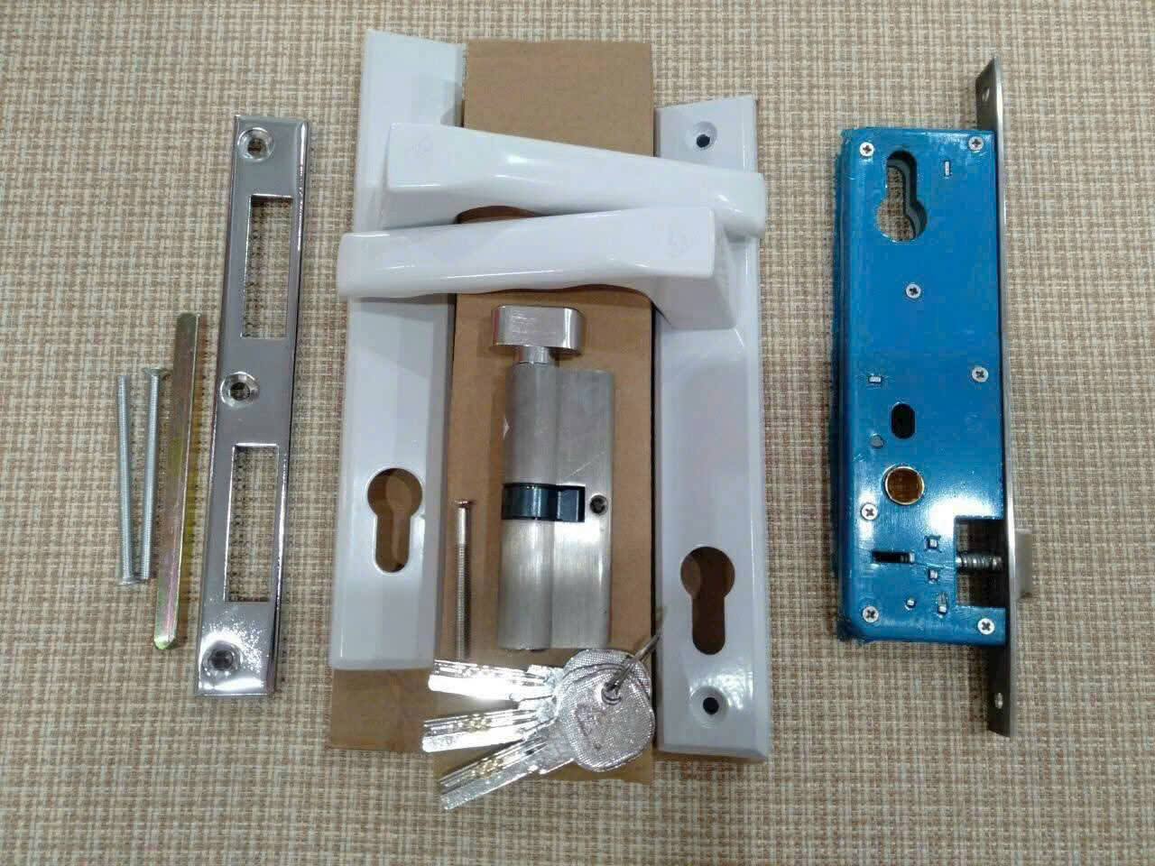 thay ổ khóa cửa tay gạt