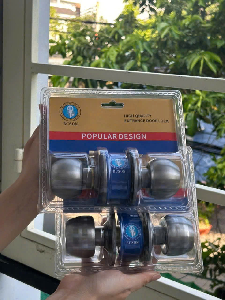 Bộ khóa cửa tay nắm tròn Bcson đóng gói vỉ nhựa, hai ổ khóa inox cầm trên tay ngoài ban công